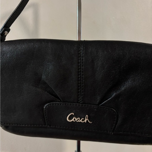 Coach Black Shoulder Bag Converts to Wristlet with Pleated Design Hang Tag EUC - Picture 2 of 9